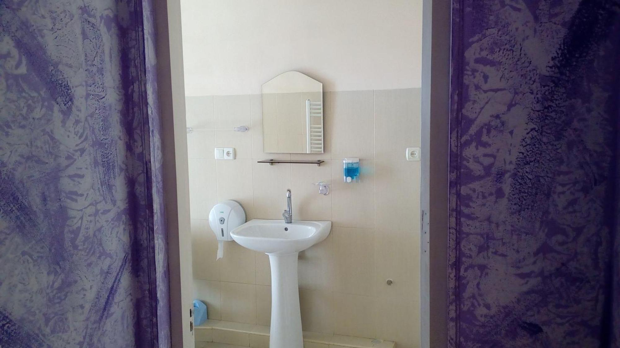 Hotel Isani Tbilisi Ruang foto